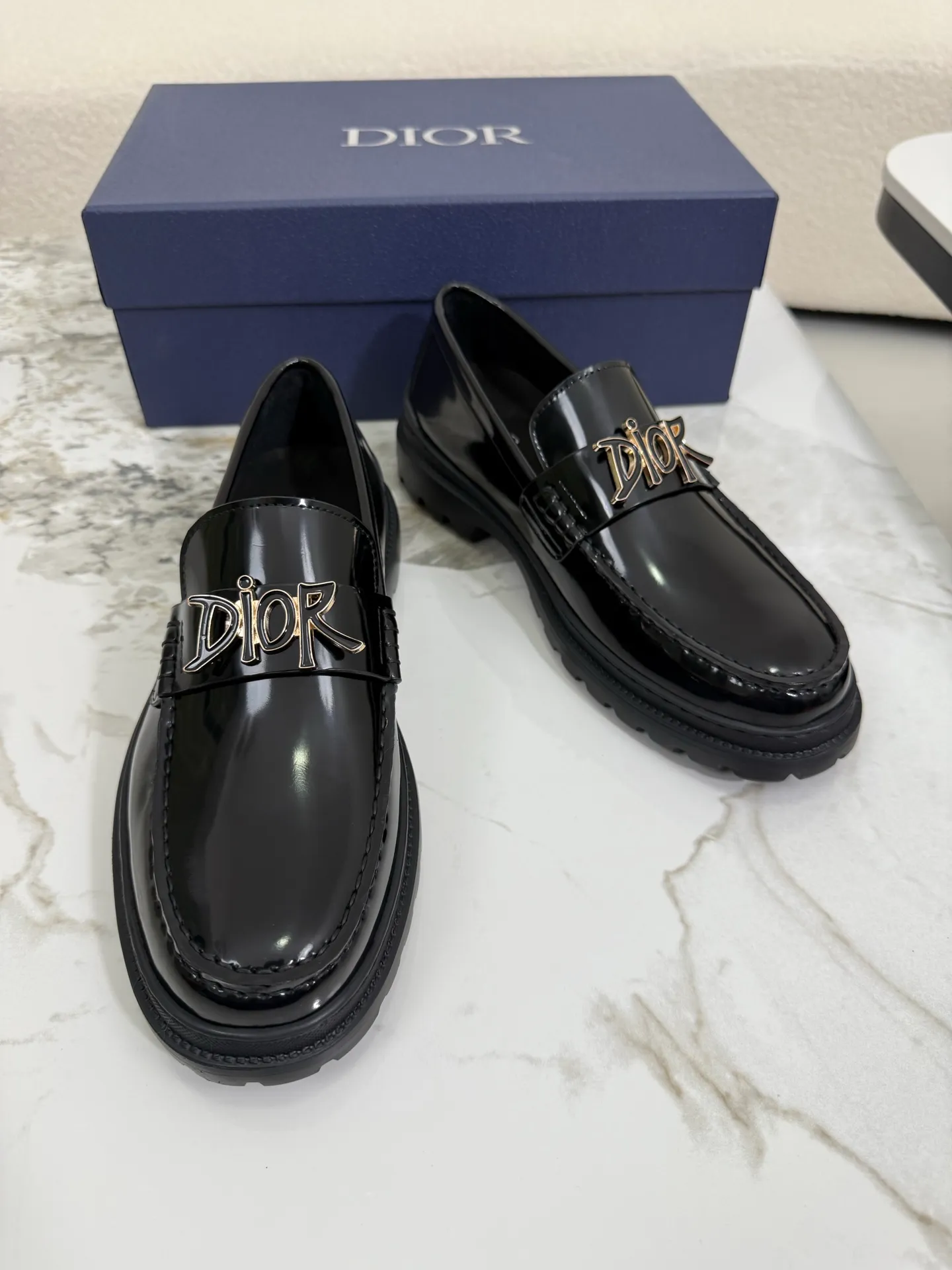 [ DIOR ] Top P: 820💰 ▪️Size: 39-44 (customized for 38.45) Top male leather shoes DIOR Dior combines high-quality materials and exquisite details. The imported cowhide leather upper is embellished with Gancio buckles, showing a luxurious style. Imported cattle. TP sole is light and flexible in texture